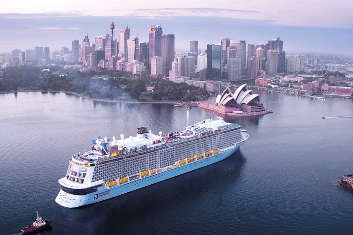 Crucero OV, Ovation of the Seas, de Royal Caribbean, frente a la Ópera de Sídney, en Sídney, Australia el 9 de enero de 2017. Foto: difusión, Royal Caribbean.