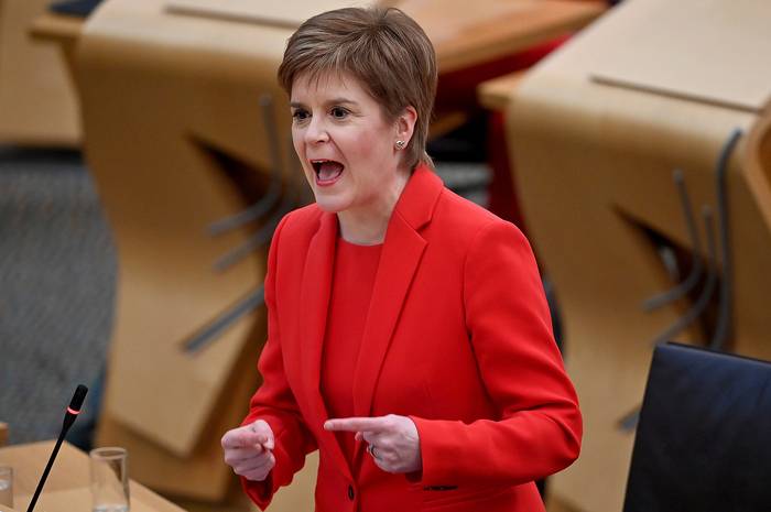 Nicola Sturgeon en el Parlamento escocés, el miércoles 30 de diciembre del 2020.  · Foto: Jeff Mitchell / POOL / AFP