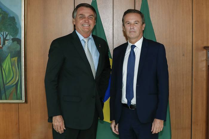 Jair Bolsonaro y Nicolas Dupont-Aignan, en Brasilia, el 9 de diciembre. 
 · Foto: Sergio Lima- Presidencia Brasil