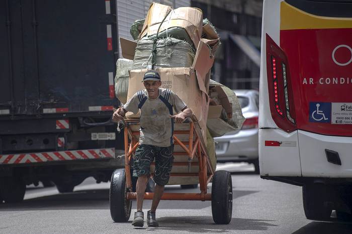 Reciclador en Rio de Janeiro, Brasil, el 8 de diciembre.  · Foto: Mauro Pimentel, AFP