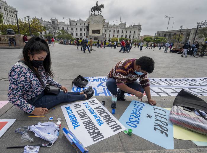 Manifestación en la plaza San Martín en apoyo al presidente Pedro Castillo, el 27 de noviembre, en Lima, Perú. · Foto: Cris Bouroncle, AFP