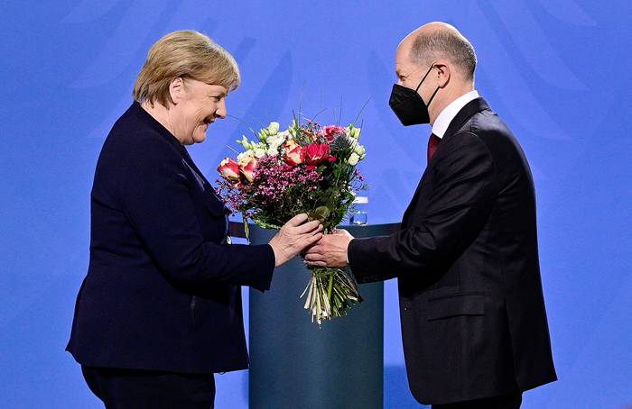Olaf Scholz y Angela Merkel el 8 de diciembre. · Foto: John Macdougall, AFP