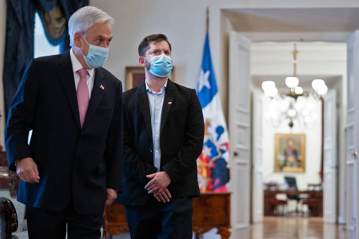 Gabriel Boric y Sebastián Piñera en La Moneda, en Santiago de Chile, el 20 de diciembre. · Foto: Marcelo Segura, presidencia chilena, AFP