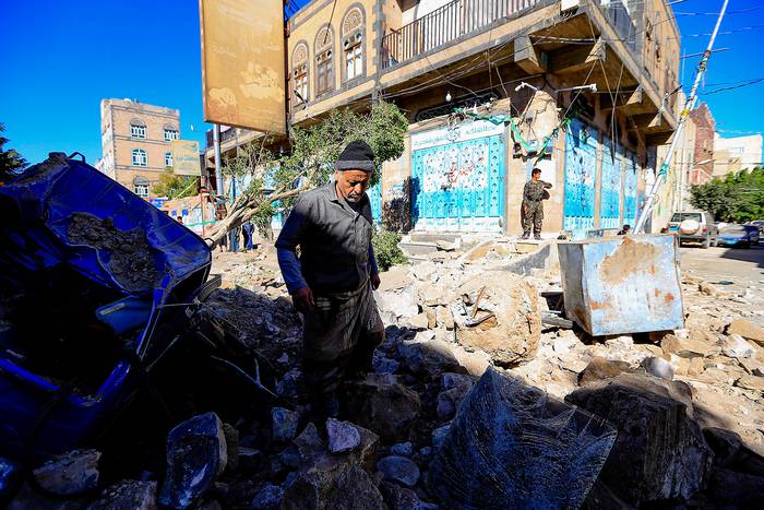 Escombros después de un ataque aéreo, en Saná, el 24 de diciembre. · Foto: Mohammed Huwais, AFP