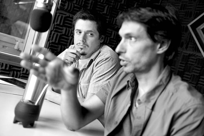 Ricardo Leiva y Joel Rosenberg en los estudios de Océano FM. Foto: Santiago Mazzarovich