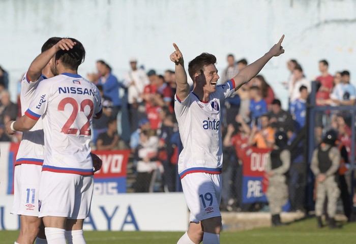 Santiago Romero festeja el triunfo de Nacional sobre Liverpool, ayer, en Belvedere. · Foto: Sandro Pereyra