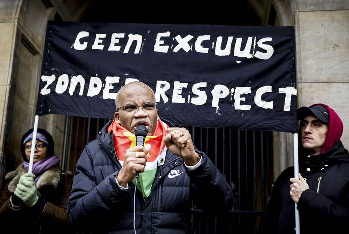 Manifestantes insatisfechos por la falta de consulta del gobierno neerlandés sobre su plan de disculpa por el pasado esclavista, el 18 de diciembre en la plaza Dam en Amsterdam. · Foto: Robin Van Lonkhuijsen, ANP, AFP