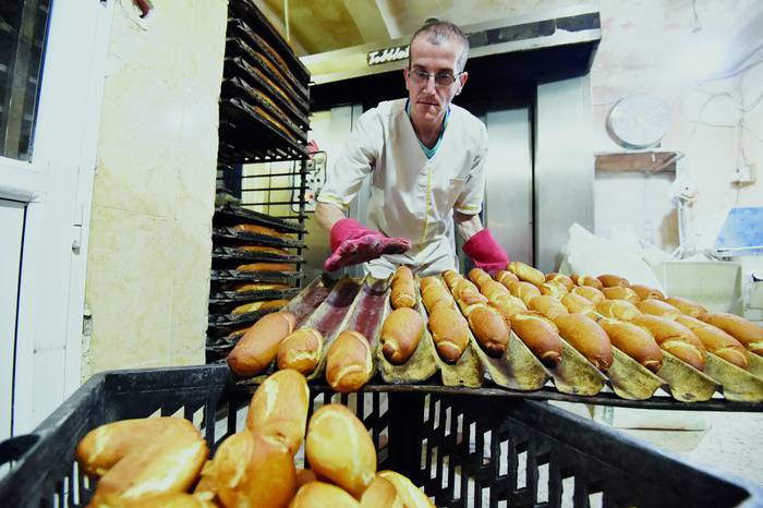 Panadería en Argel, capital de Argelia, el 27 de febrero de 2022. · Foto: Ryad Kramdi, AFP