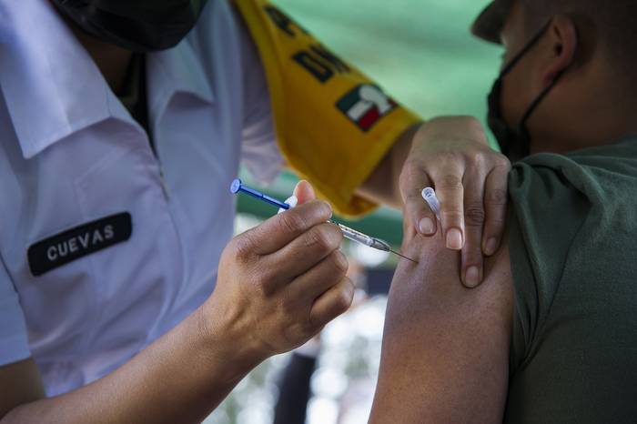Vacunación contra la influenza a un militar, durante un simulacro a gran escala de la vacunación masiva contra el COVID-19 el 18 de diciembre, en el  81 ° Batallón de Infantería en la Ciudad de México. 
 · Foto: Claudio Cruz