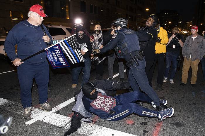 Disturbios entre miembros de los Proud Boys simpatizantes de Trump y opositores, el sábado 12 de diciembre, en Washington. 

 · Foto: Tasos Katopodis/Getty Images/AFP.