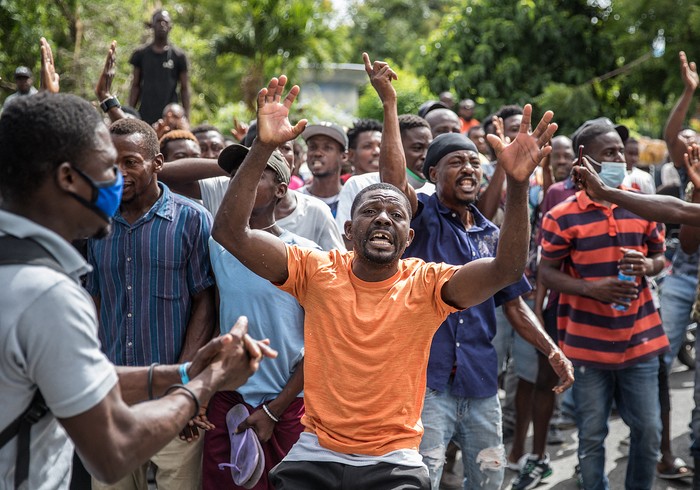 Protestas frente una estación de policía donde se suponía estaba uno de los acusados del asesinato de Jovenel Moïse, en Port au Prince (archivo, julio de 2021). · Foto: Valerie Baeriswyl, AFP