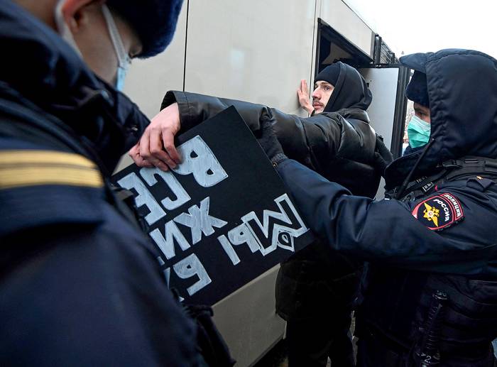 Manifestación fuera de la Corte Suprema de Rusia por el cierre de Memorial International, el 28 de diciembre en Moscú. · Foto: Natalia Kolesnikova, AFP