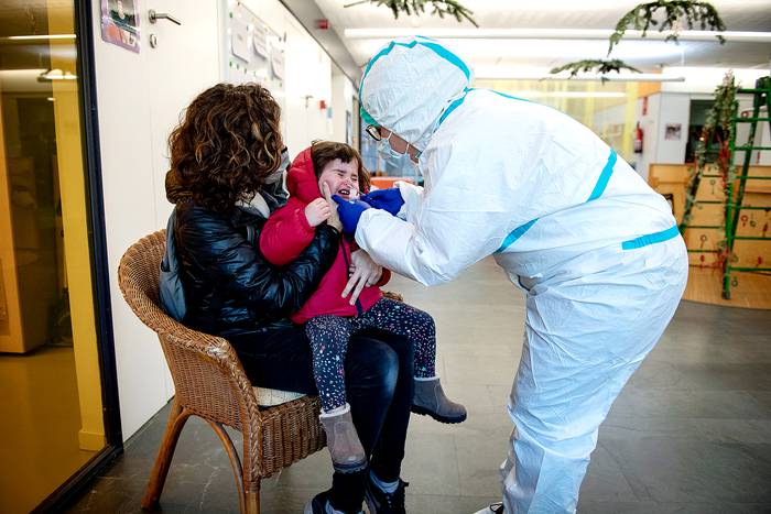 PCR de covid-19 a una niña de dos años, en Barcelona, España, el 2 de diciembre. · Foto: Josep Lago, AFP