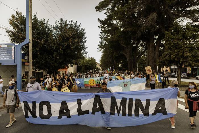 Marcha en Esquel, Patagonia, rechazando la zonificación minera. · Foto: Cecilia Antón
