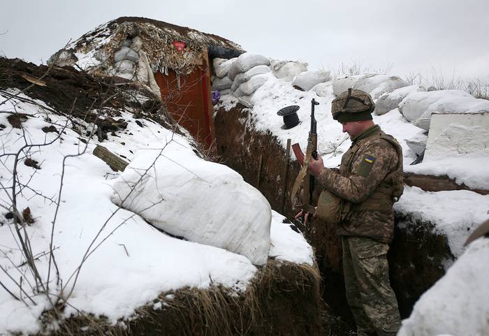 Fuerzas militares ucranianas en una trinchera, en Lugansk Ucrania, el 21 de enero. · Foto: Anatolli Stepanov, AFP