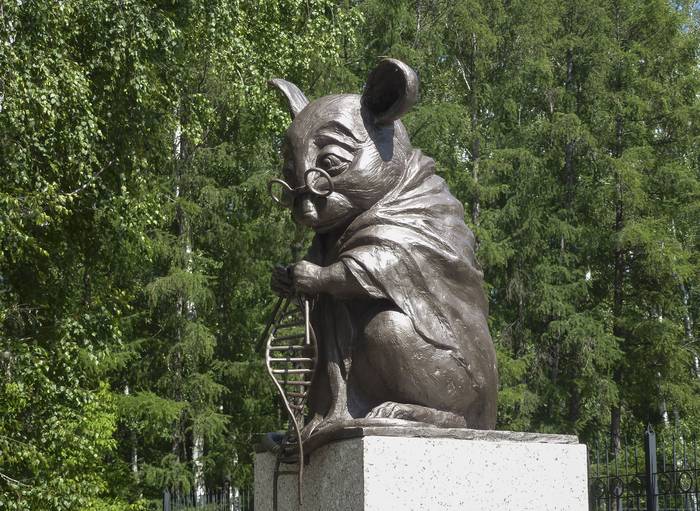 Monumento al ratón de laboratorio, en Novosibirsk, Rusia.  · Foto: Irina Gelbukh, Wikipedia
