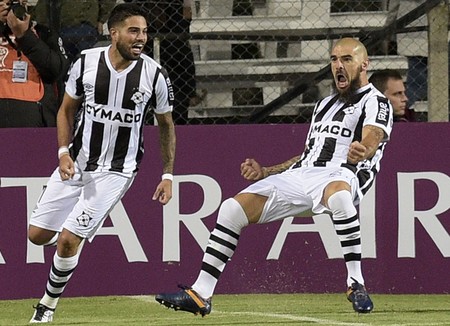 Nicolás Albarracín y Damian Macaluso, celebra, después de marcar contra el Sport Huancayo, anoche, en el Parque Viera. · Foto: Miguel Rojo Nicolás Albarracín y Damian Macaluso, celebra, después de marcar contra el Sport Huancayo, anoche, en el Parque Viera. · Foto: Miguel Rojo