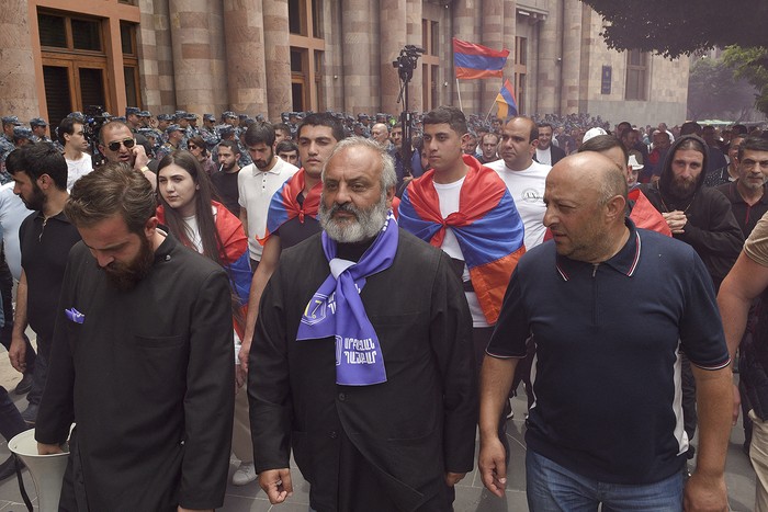 El arzobispo Bagrat Galstanyan, durante una manifestación para exigir la renuncia del primer ministro armenio, Nikol Pashinyan, por la transferencia de tierras al vecino Azerbaiyán, frente al edificio del gobierno en el centro de Ereván, el 30 de mayo de 2024. · Foto: Karen Minasyan, AFP