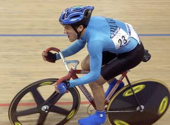 Milton Wynants en la pista del Velódromo Dunc Gray cuando obtuvo la medalla de plata en la carrera por puntos de los Juegos Olímpicos de Sídney, el 20 de setiembre de 2000. · Foto: Patrick Kovarik, AFP