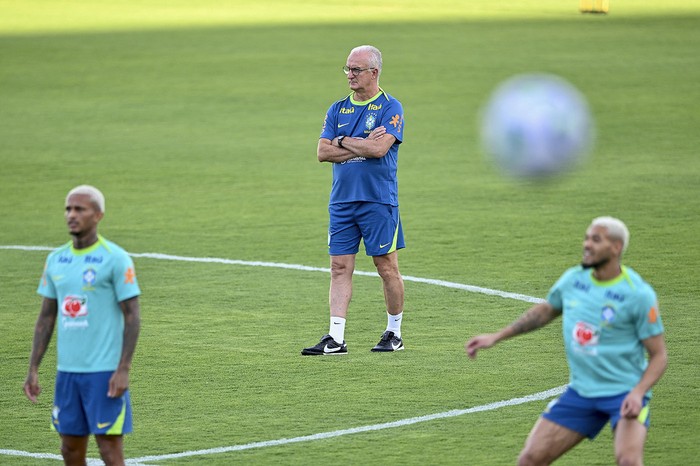 El entrenador de la selección brasileña de fútbol, ​​Dorival Júnior, durante un entrenamiento en Brasilia, el 18 de marzo, previo al partido con Colombia. · Foto: Evaristo Sa, AFP