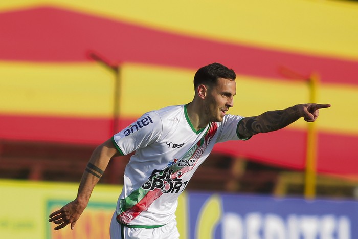 Facundo Rodríguez, tras convertir el segundo gol de Boston River a Progreso, en el estadio Abraham Paladino.  · Foto: .