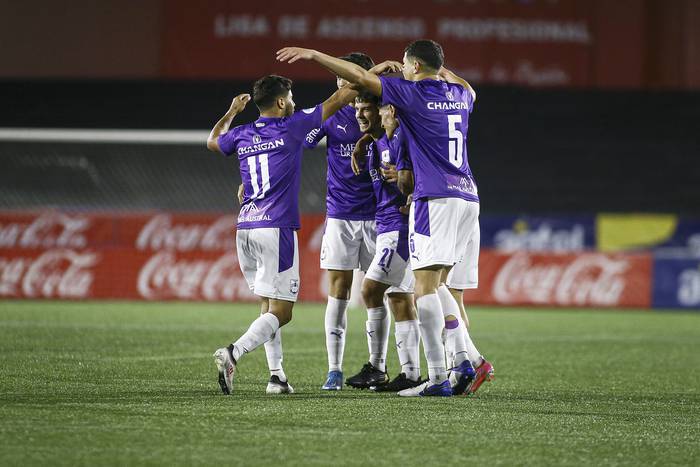 Festejo de los jugadores de Defensor tras el gol de Joaquin Valiente, el 6 de diciembre, en el Estadio Charrúa