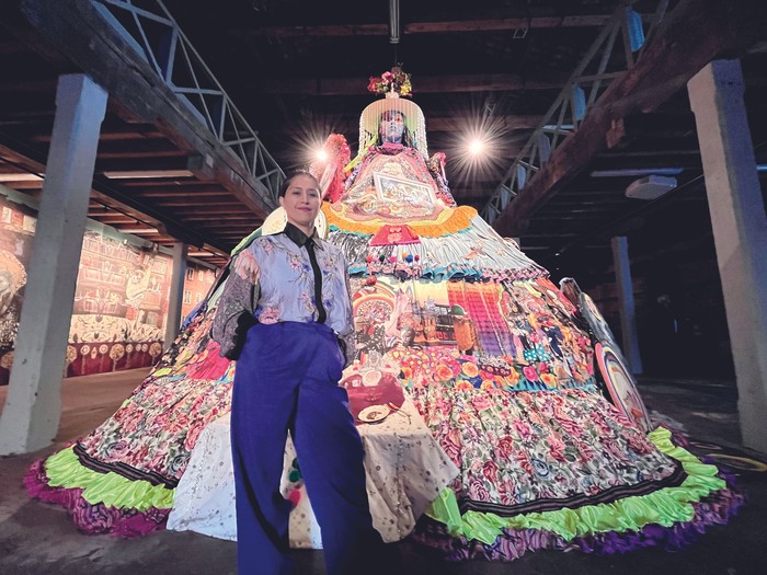 Valeria Montti Colqui durante la bienal. · Foto: Constanza Yevenés