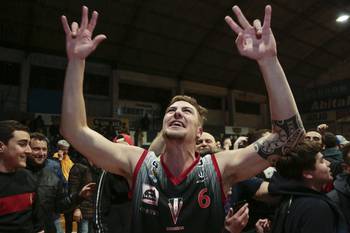 Maximiliano Botta , de Miramar, festejando el triunfo del campeonato, en la Cancha de Cordón. · Foto: .