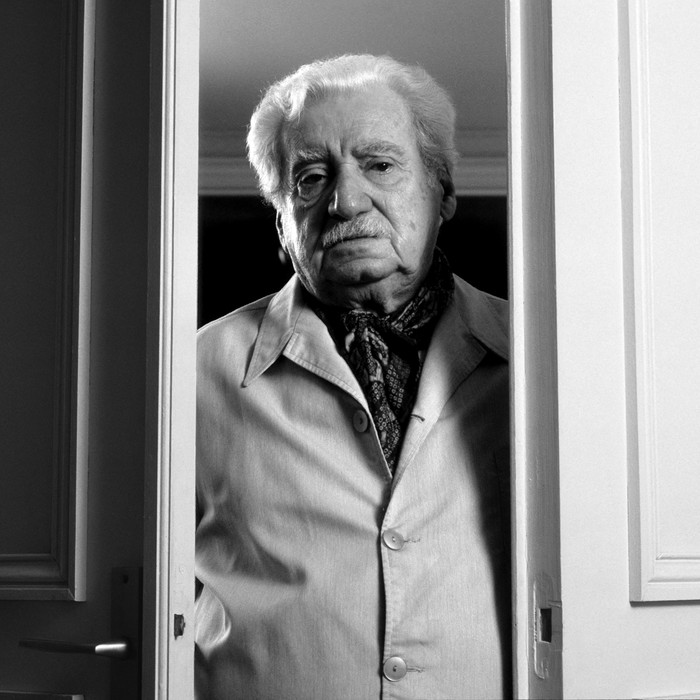 Jorge Amado en su casa de París. · Foto: Ulf Andersen, Aurimages, AFP