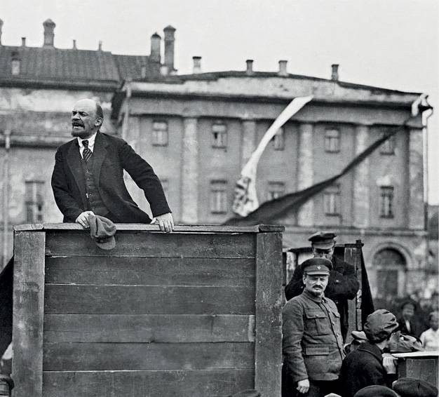 Vladímir Ilich Uliánov (Lenin) junto a León Trotski en Moscú, en 1920. Foto: Grigory Petrovich Goldstein.
