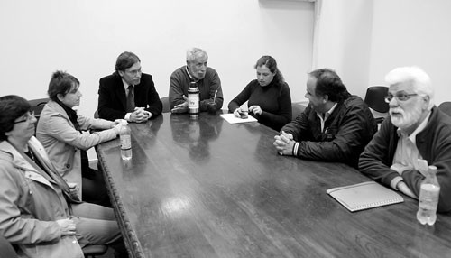 Representaes del PIT-CNT y del Poder Ejecutivo, ayer, en el MTSS. · Foto: Pablo Nogueira