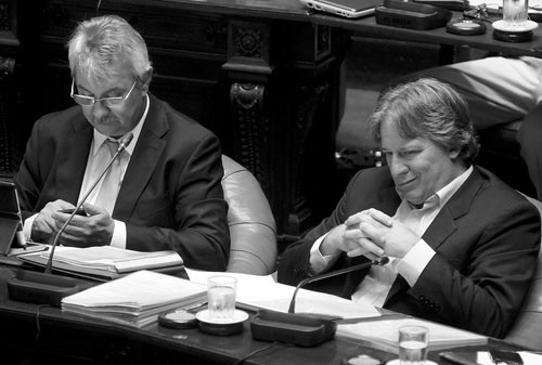 Los ministros Enrique Pintado y Fernando Lorenzo en la interpelación, ayer, en el Senado. Foto: Pablo 
Nogueira