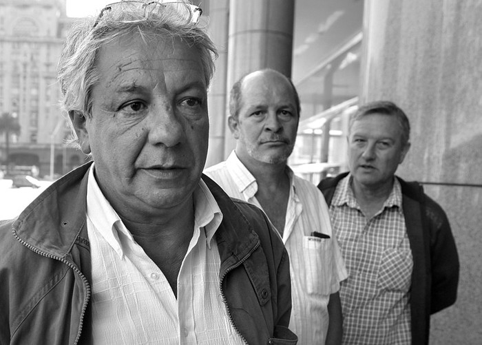 Los representantes de Agolán, Johnny Solahegui, Adolfo Moyano y Óscar Méndez, ayer, en la Torre Ejecutiva. · Foto: Pedro Rincón