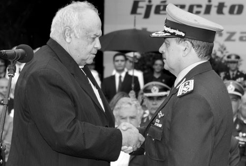 Eleuterio Fernández Huidobro y el nuevo comandante en jefe del Ejército, Juan Villagrán. Foto: Walter Paciello, Presidencia
