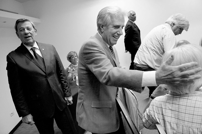 Rodolfo Nin Novoa, Tabaré Vázquez y Danilo Astori, ayer, en la reunión de ministros. Foto: Javier Calvelo