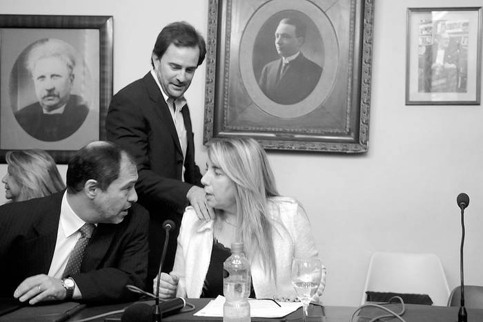 Max Sapolinsky, Germán Cardoso y Martha Montaner, en la sede del Partido Colorado.
Foto: Santiago Mazzarovich (archivo, mayo de 2013)