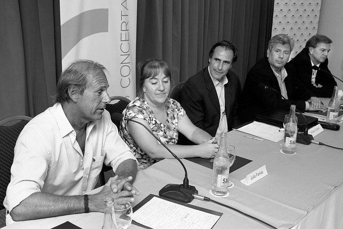 Jorge Seré, Julia Farkas, Álvaro Garcé, Aldo Lamorte y Sebastián Bauzá, ayer, en el hotel Palladium.
Foto: Pablo Nogueira