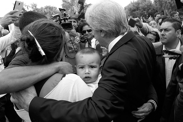 Tabaré Vázquez posa junto a vecinos del barrio Cerro Pelado, Maldonado, ayer, luego del Consejo de Ministros. Foto: Pablo Nogueira