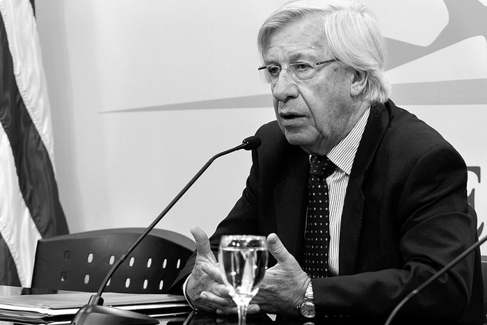 Danilo Astori en rueda de prensa luego del Consejo de Ministros, ayer, en la Torre Ejecutiva. Foto: Walter Paciello, Presidencia