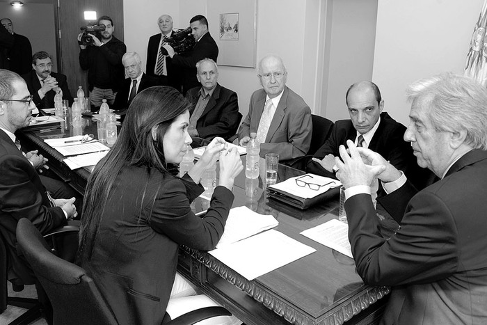 Reunión de trabajo del grupo multisectorial sobre regulación del mercado del alcohol, ayer, en Presidencia. Foto: Walter Paciello, Presidencia