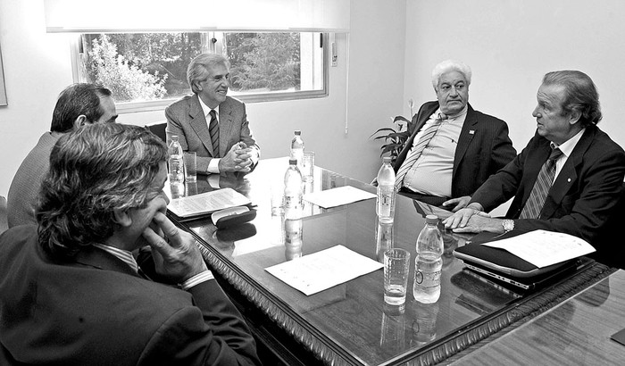 Tabaré Vázquez reunido con representantes de cámaras empresariales, ayer, en la residencia de Suárez.
Foto: Adrián Giudice, Presidencia