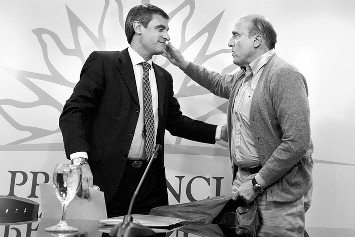 Álvaro García y Daniel Martínez, ayer, en la Torre Ejecutiva. Foto: Santiago Mazzarovich