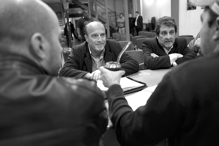Daniel Martínez reunido con dirigentes de ADEOM, ayer, en la sede del sindicato. Foto: Santiago Mazzarovich