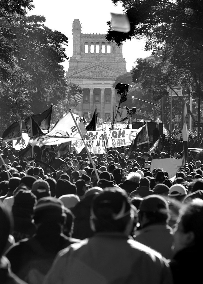 Marcha del PIT-CNT, ayer, en Avenida del Libertador. Foto: Mauricio Kühne