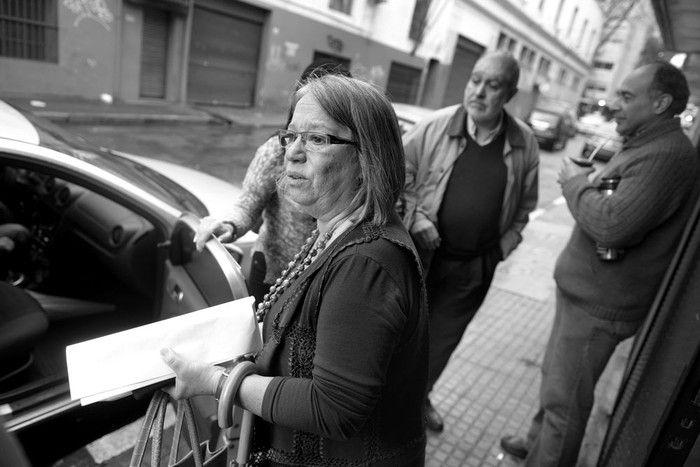 Mónica Xavier se retira del Plenario del Frente Amplio, el sábado, en la Huella de Seregni. Foto: Santiago Mazzarovich