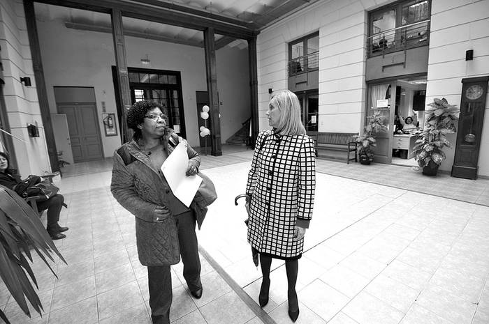 Gloria Rodríguez y Beatriz Argimón, representantes del Partido Nacional, asisten a una reunión, ayer, con directores del Instituto del Niño
y Adolescente del Uruguay. Foto: Federico Gutiérrez