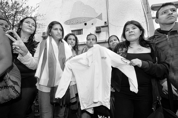 Asamblea de trabajadores de Fripur, el martes frente a la planta. Foto: Federico Gutiérrez