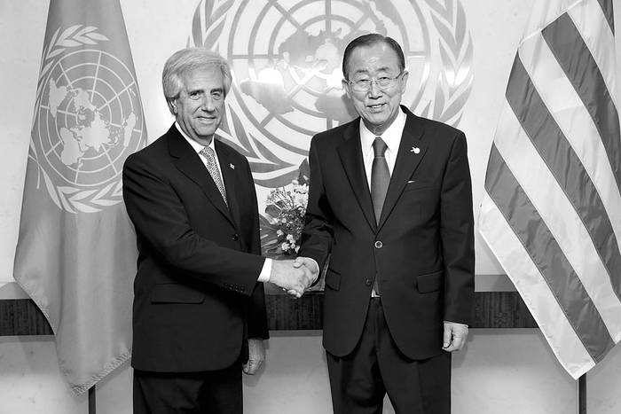 Ban Ki-moon, secretario general de la ONU, y Tabaré Vázquez, el sábado en la sede de las Naciones Unidas en Nueva York. Foto: Evan Schneider, Efe