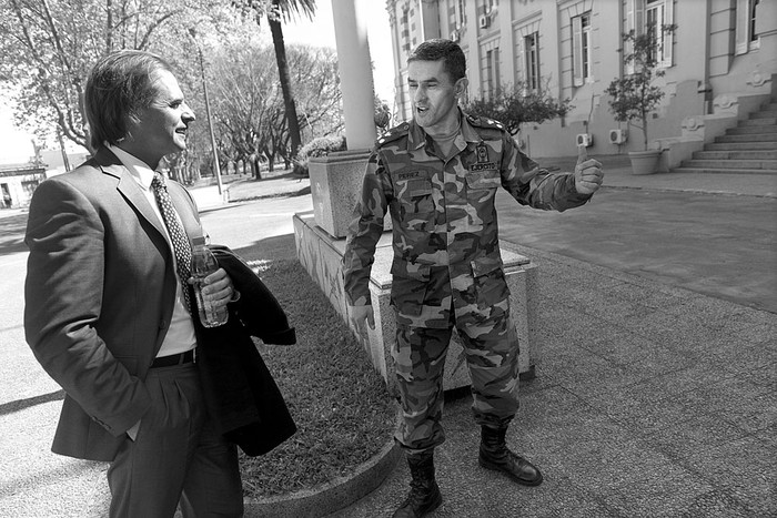 Luis Lacalle Pou antes de la reunión con Carlos Manini Ríos, ayer, en el Comando General del Ejército. • Foto: Santiago Mazzarovich