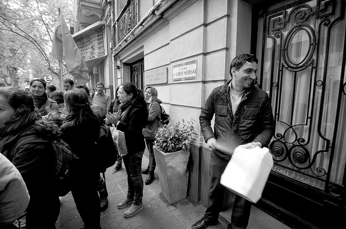 Movilización de funcionarios del Ministerio de Desarrollo Social, ayer, en la sede del Frente Amplio. Foto: Federico Gutiérrez